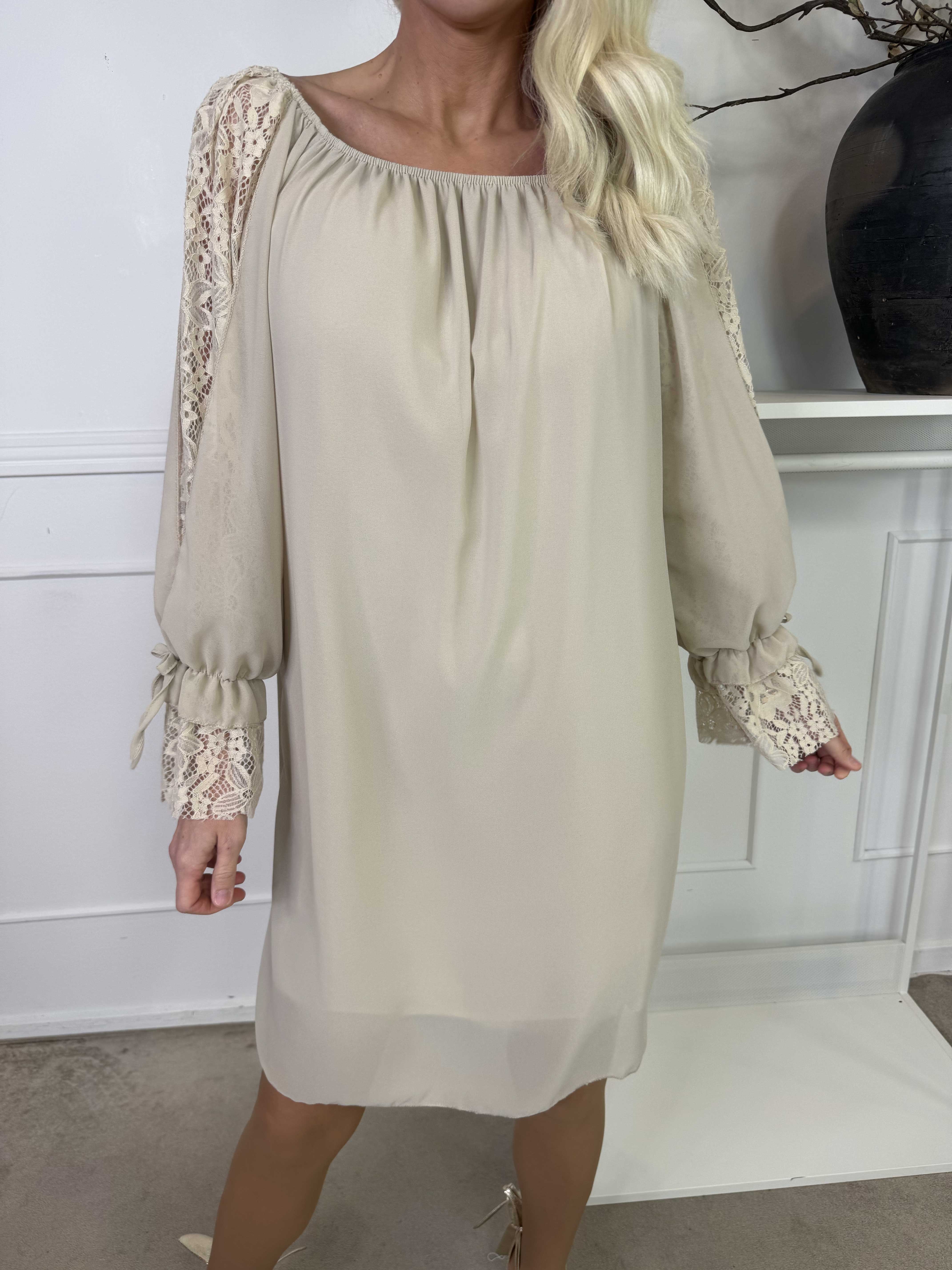 Lupita - Tunikaklänning med ärmar i spets